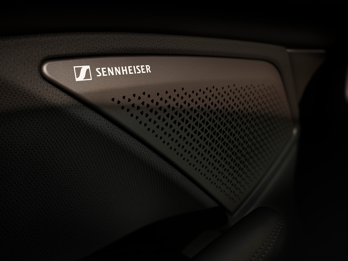 System dźwięku przestrzennego Sennheiser, wysokiej jakości system audio z 11 głośnikami, subwooferem i wzmacniaczem w CUPRA Terramar, prezentujący logo Sennheiser.