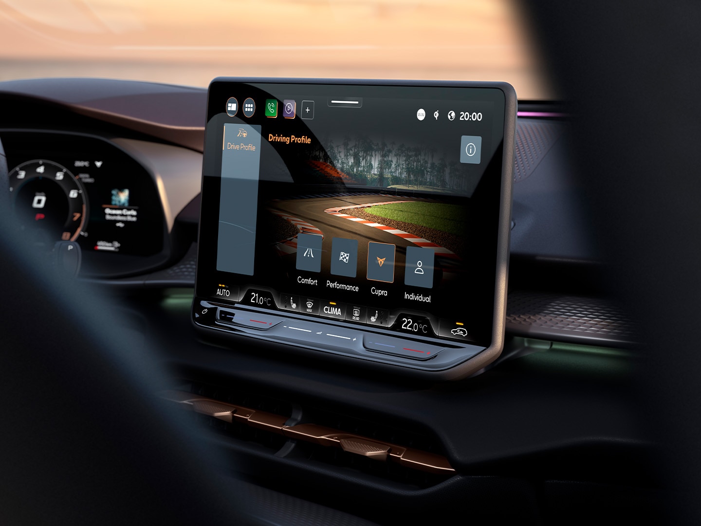 System multimedialny 12,9" w CUPRA Terramar wyświetlający nową funkcję Dynamic Chassis Control (DCC), która poprawia dynamikę jazdy dzięki adaptacyjnym amortyzatorom.