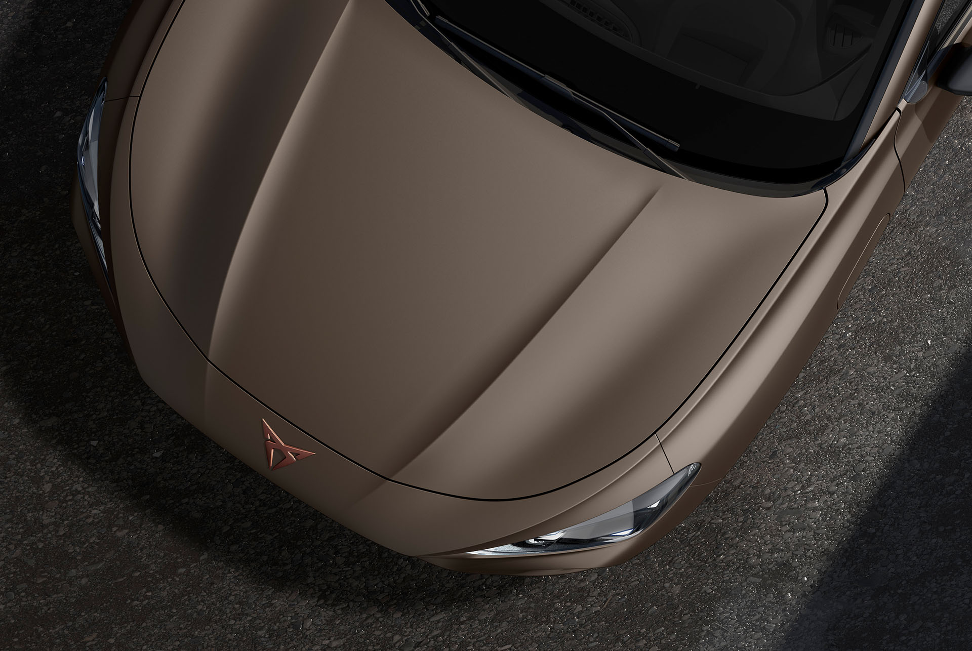 Ujęcie z góry przedniej części modelu CUPRA Terramar w matowym wykończeniu CENTURY BRONZE MATT.