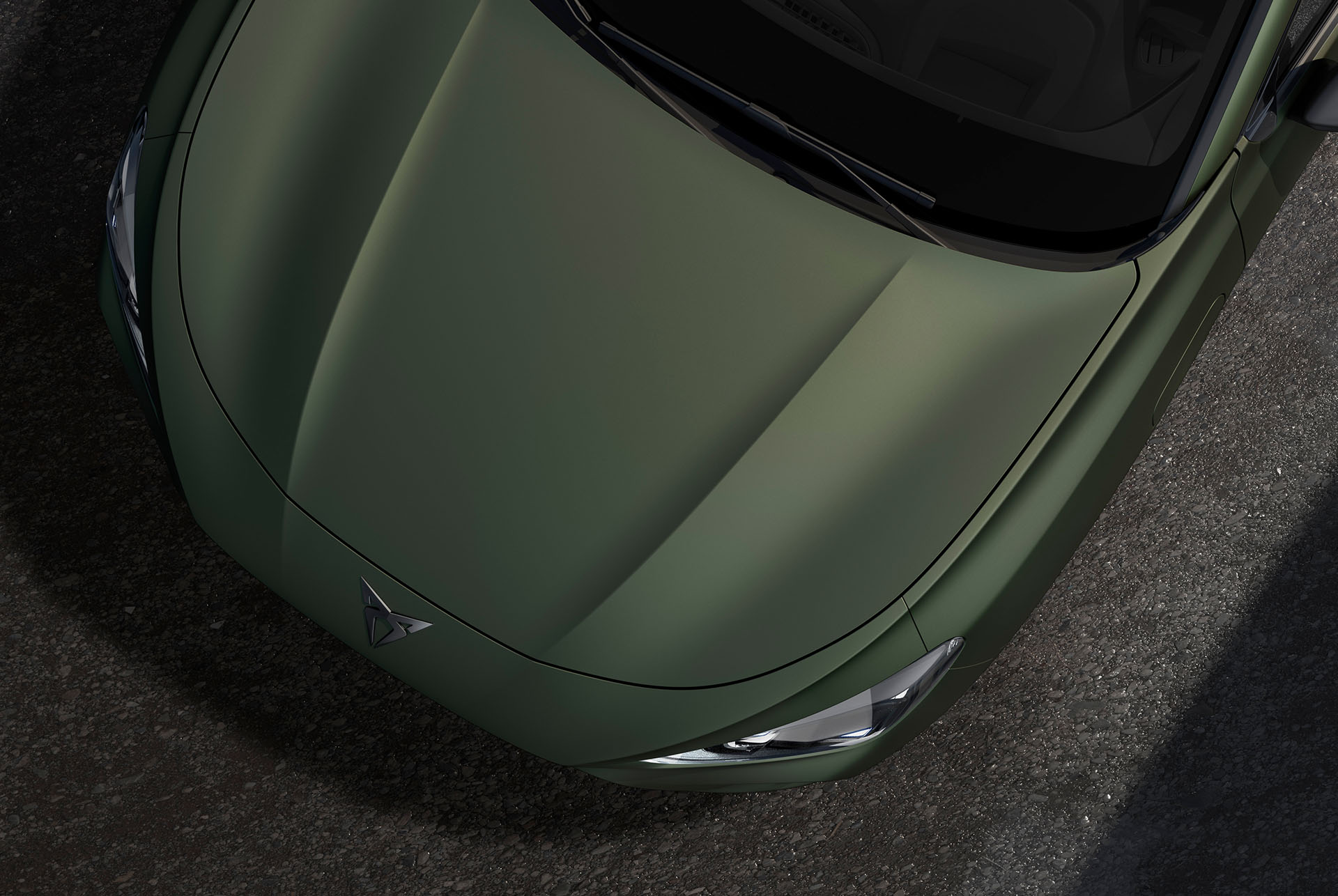 Ujęcie z góry przedniej części modelu CUPRA Terramar w matowym wykończeniu MANGANESE MATT.