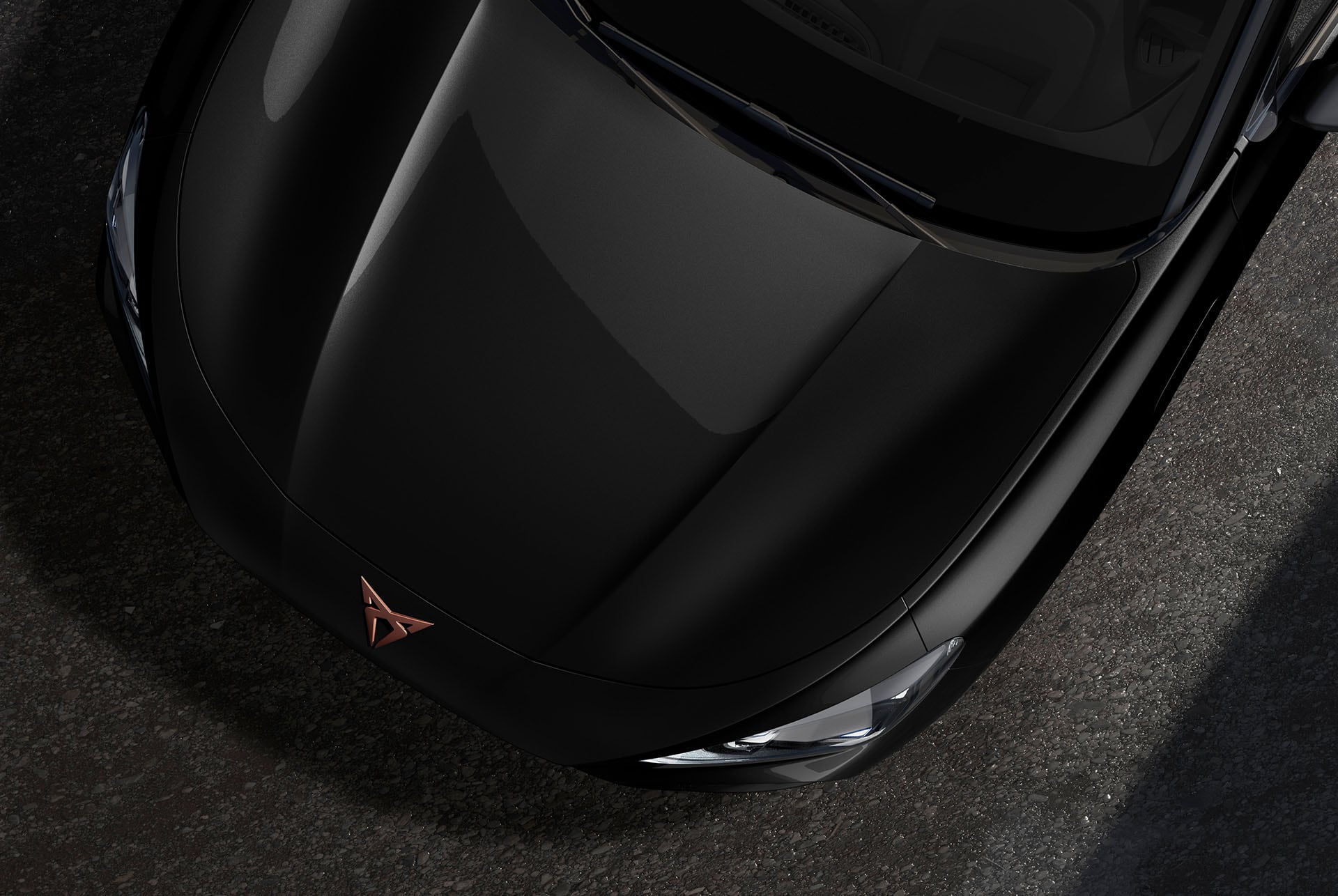 Ujęcie z góry przedniej części modelu CUPRA Terramar w metalizowanym wykończeniu MIDNIGHT BLACK.