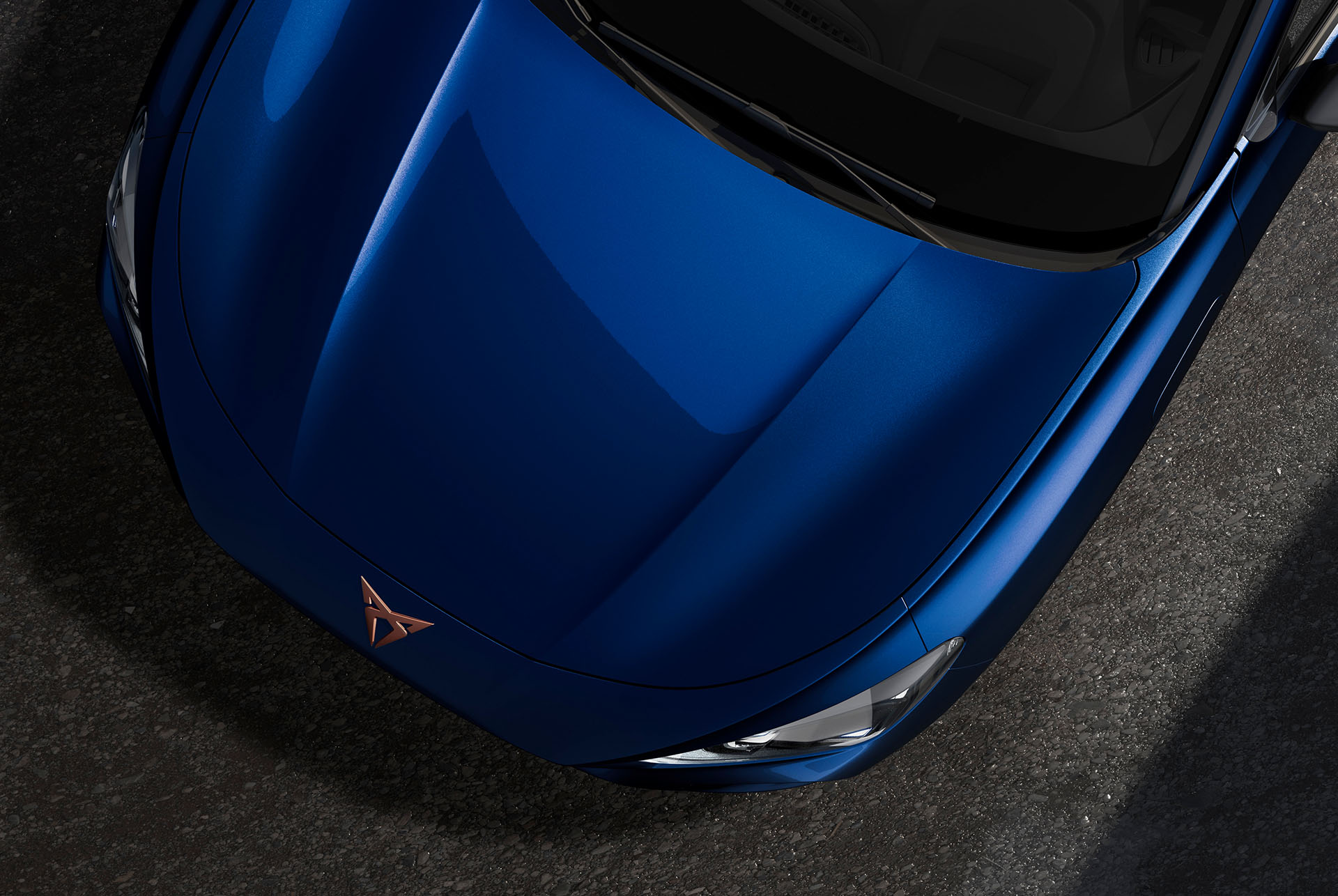 Ujęcie z góry przedniej części CUPRA Terramar prezentujące metalizowane wykończenie COSMOS BLUE.