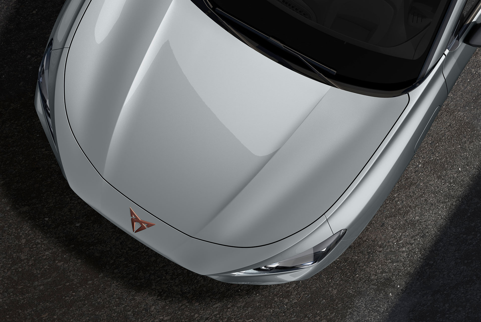 Ujęcie z góry przedniej części modelu CUPRA Terramar w metalizowanym wykończeniu GLACIAL WHITE.