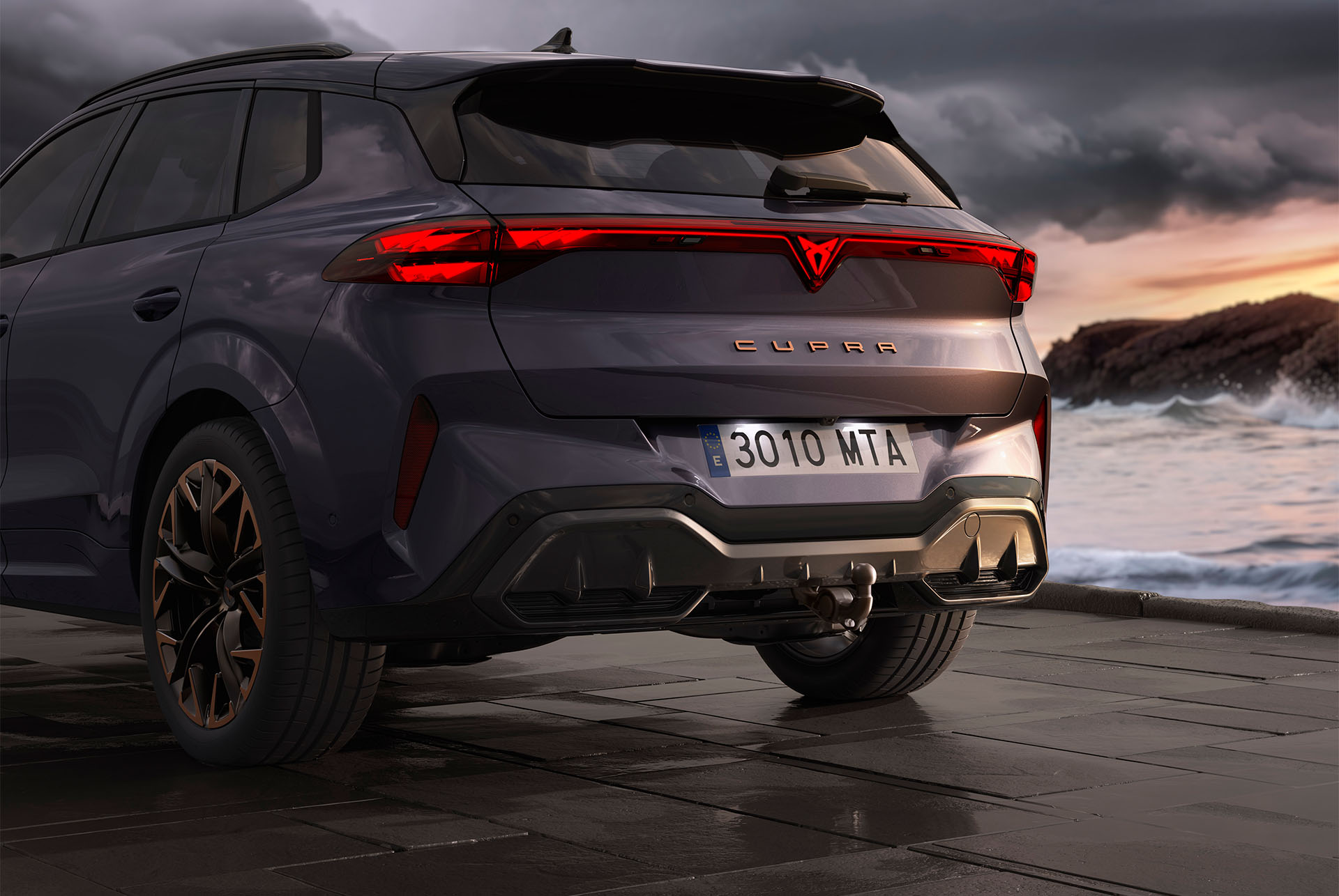 Widok tylnej części modelu CUPRA Terramar z hakiem holowniczym. Ten wytrzymały i łatwy w montażu hak holowniczy, zaprojektowany z myślą o transporcie ciężkiego sprzętu, zapewnia pewność podczas holowania.