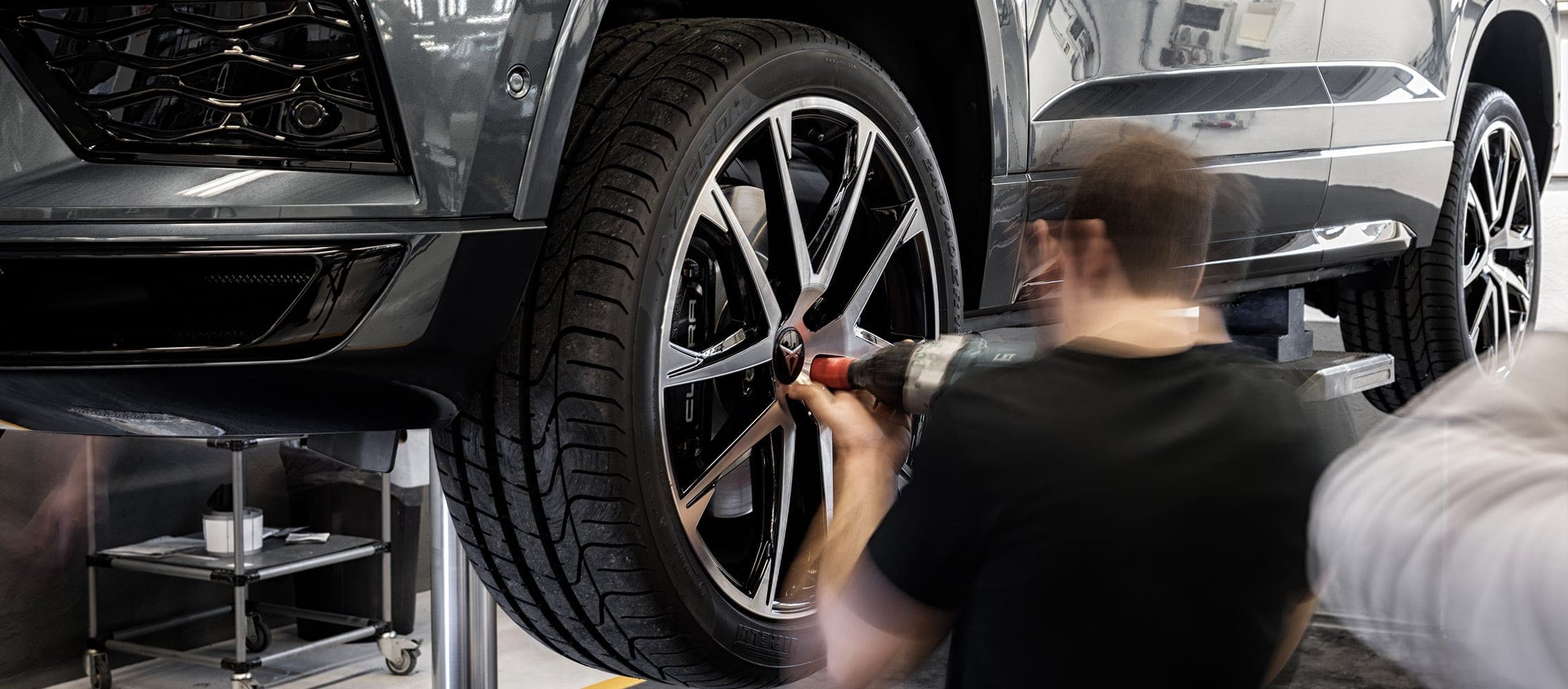 Specjalista CUPRA odkręca koło z nowego samochodu CUPRA Ateca