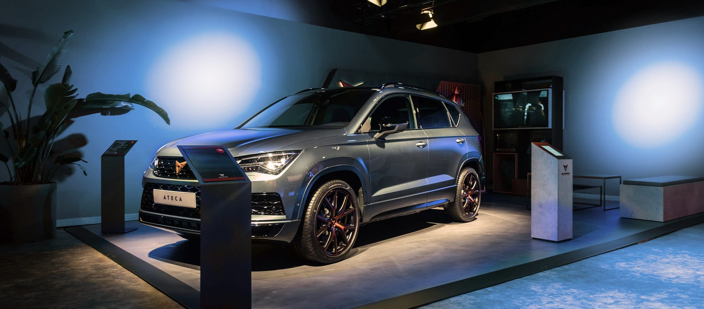 Nowa CUPRA Ateca na wystawie w nowoczesnym salonie samochodowym