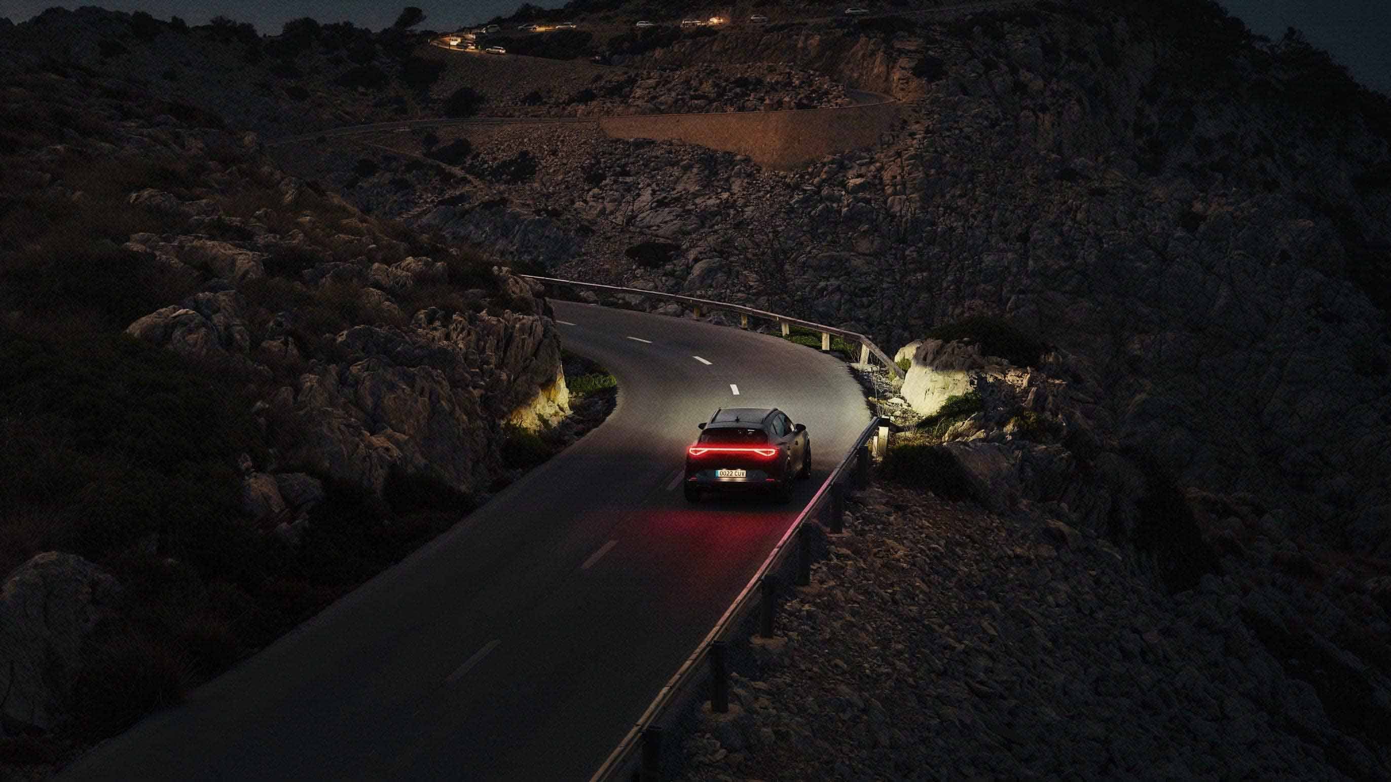 Cupra Formentor e-HYBRID nocą - dobrze widoczne tylne zintegrowane światła LED 