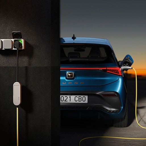 jak ładować samochód elektryczny i hybrydowy, ładowarka phev w bagażniku CUPRY Tavascan