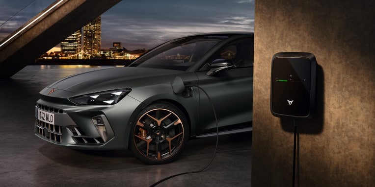 hybrydowy pojazd elektryczny z możliwością zdalnego ładowania podłączony do ładowarki ściennej