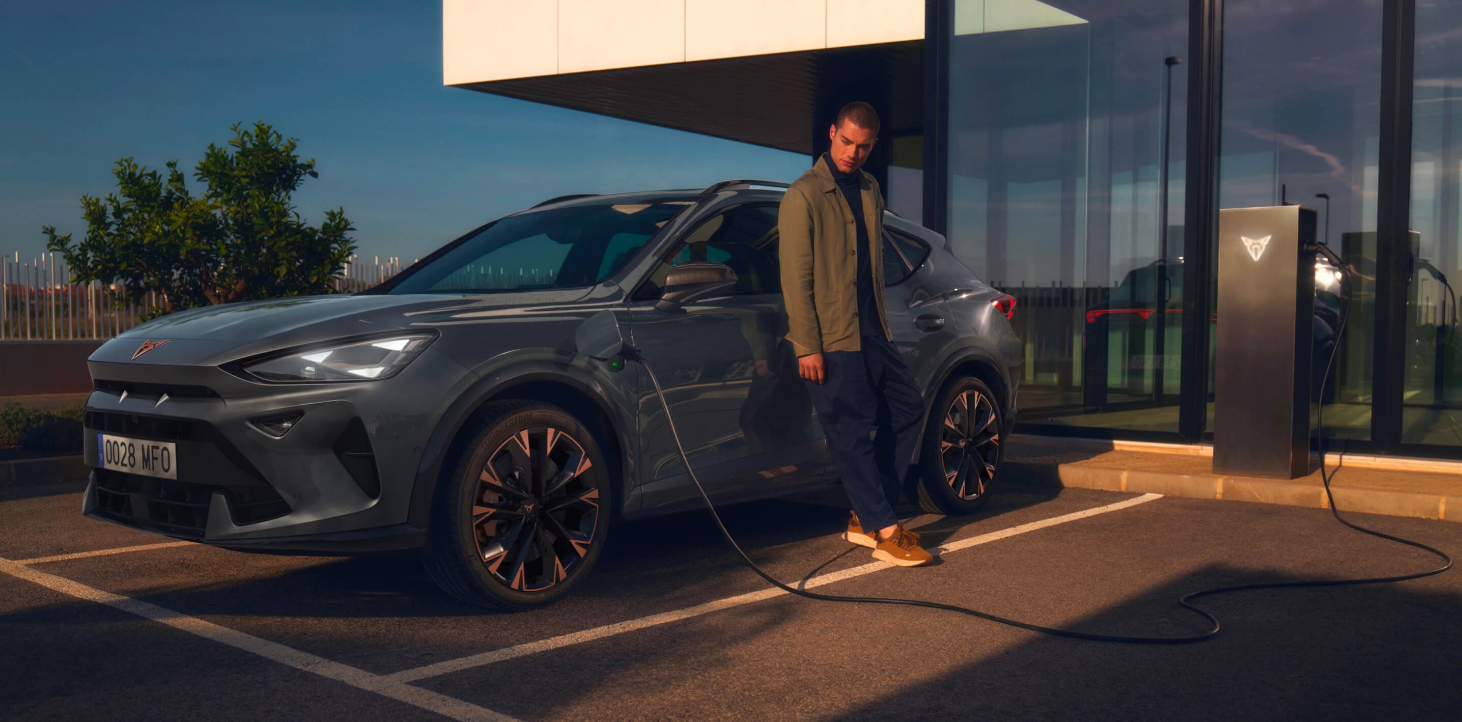 Mężczyzna stojący obok hybrydowej wersji CUPRA Formentor