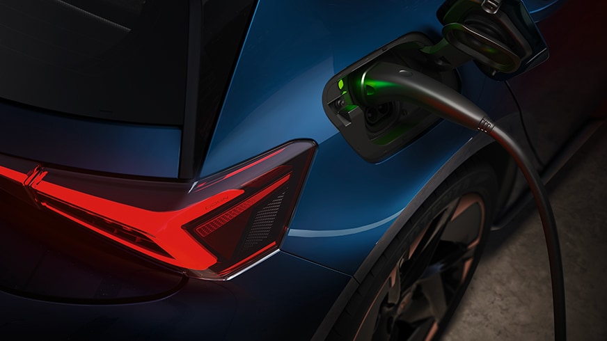 Elektryczna CUPRA Born podłączona do ładowarki
