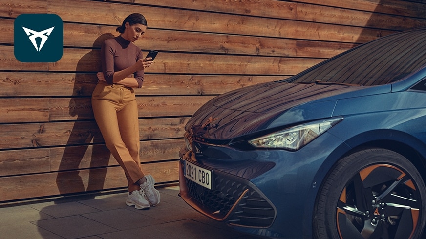 Kobieta ze smartfonem z uruchomioną aplikacją CUPRA Easy Charging