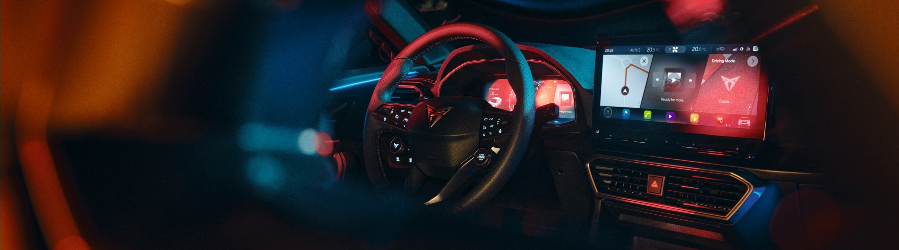 Nastrojowo oświetlone wnętrze samochodu marki CUPRA