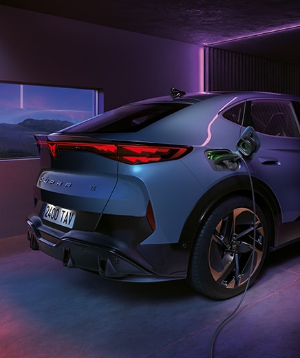 Elektryczny samochód CUPRA podłączony do ładowarki CUPRA Elli Charger
